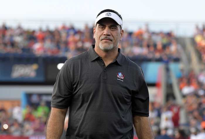 Hall of Fame offensive lineman Kevin Mawae has been hired as Indianapolis Colts assistant offensive line coach.